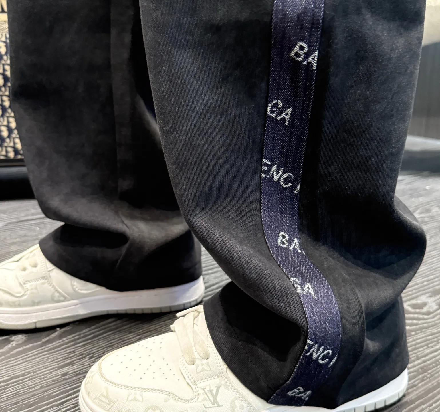 Balenciaga 🆕2026 Autumn and Winter New Arrival Casual Pants! The official website will be released simultaneously. Brand Classic LOGO casual pants, customized fabrics, excellent comfort and strong touch. Highly recognisable, perfect appearance and craftsmanship. Size:M-3XL